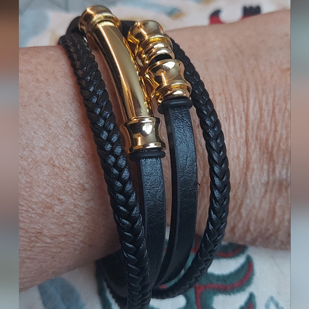 🦋NWT Unisex Leather Bracelet 18k GF lock. L.
